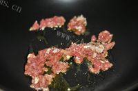 妈妈做的酸豆角炒肉末做法图解2)