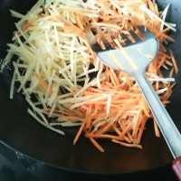 鲜香的土豆胡萝卜丝的做法图解四