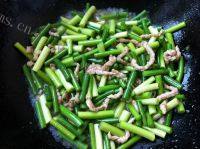 家有大厨之蒜苔炒肉丝做法图解6)