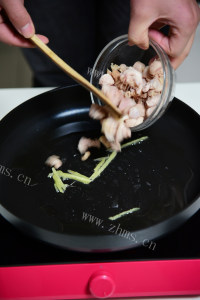 可口的鸡肉蘑菇饭做法图解4)