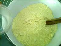 好吃的韭菜豆面玉米饼做法图解4)