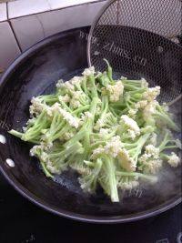 家常菜有机菜花炒肉做法图解6)