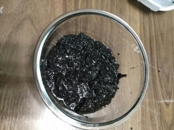 色泽鲜亮的自制黑芝麻酱