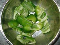 家常菜甜椒炒肉片做法图解1)