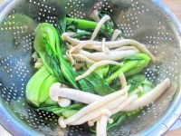 家常蒜蓉油菜海鲜菇做法图解6)