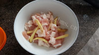 家常小菌菇炒肉丝做法图解3)