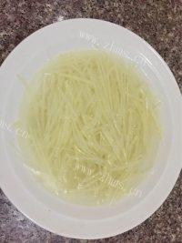 清脆爽口的酸辣土豆丝做法图解1)