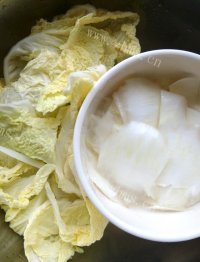 家常的白菜平菇炖鸡块做法图解3)