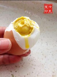 美味腌流油咸鸡蛋做法图解13)