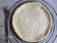 自制白酱脆皮肠鲜蔬披萨做法图解7)