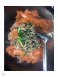 美味的红萝卜炒肉做法图解6)