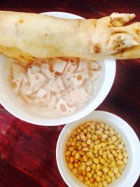 美味的花生黄豆莲藕炖猪蹄做法图解1)