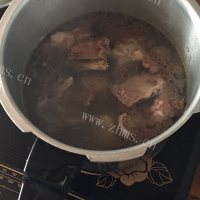 滋补的红糖枸杞猪骨汤做法图解3)