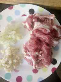 好吃的豆腐泡炒肉片做法图解2)