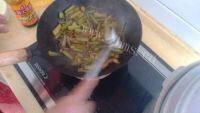 家常的西芹炒肉做法图解9)
