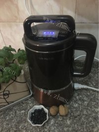 美味的黑豆核桃豆浆做法图解1)