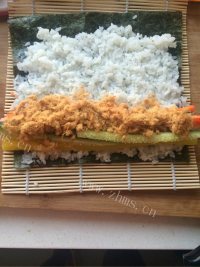 美味的肉松卷寿司做法图解8)