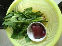 滋补菠菜猪肝粥做法图解1)
