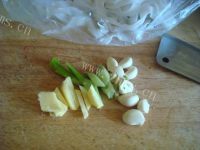 美味的酸菜炖排骨的做法图解三