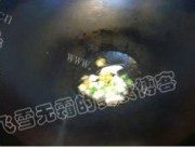 美味的青椒玉米炒饭做法图解4)