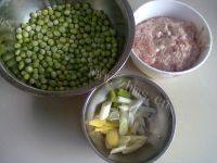 家常菜肉末豌豆做法图解1)
