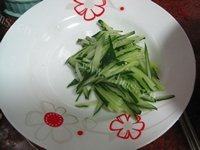 家常菜黄瓜炒金针菇做法图解1)