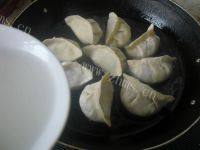 简易的韭菜煎饺做法图解8)