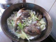 铁锅白菜肉皮炖鲤鱼的做法图解二