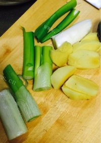 美味的排骨玉米汤做法图解3)