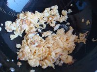 美味的鸡蛋炒雪里蕻黄豆的做法图解二