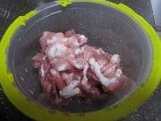 美味的白菜炒肉做法图解1)