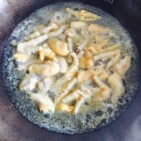 美味的板栗鸡爪汤做法图解2)