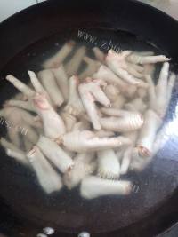 满口清香的红烧鸡爪做法图解2)
