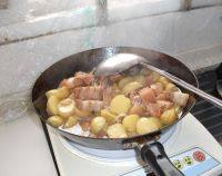 家常土豆炖五花肉做法图解5)