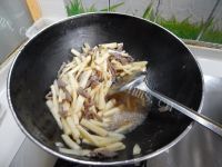 家常菜茭白炒牛肉做法图解17)