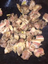 美味的焖牛腩做法图解5)