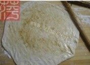 自制腊肠烤饼做法图解4)