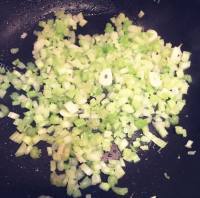 美味的芹菜牛肉粒做法图解3)