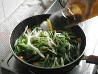 家常菜腊肠炒青蒜做法图解9)