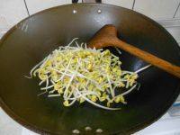 家常菜辣炒黄豆芽做法图解4)