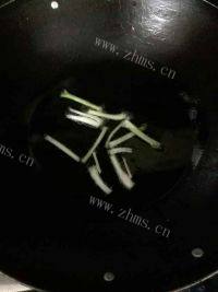 美味的黑椒排骨做法图解4)