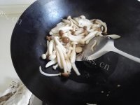 好吃的青椒炒双菇做法图解4)