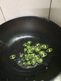青椒炒猪肚做法图解3)