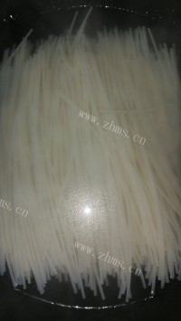 喷香的酸辣米粉做法图解3)