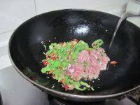家庭版毛豆炒肉做法图解7)
