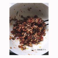 美味的牛肉香菇馅饺子做法图解2)