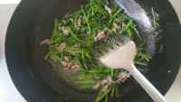 家常菜茼蒿炒肉丝做法图解9)