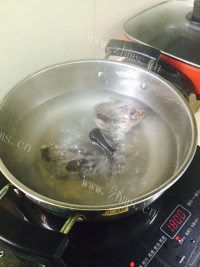 美味的炖乌鸡做法图解4)