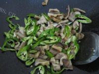 家常菜青椒炒猪耳做法图解9)