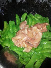 家常菜瘦肉炒荷兰豆做法图解7)